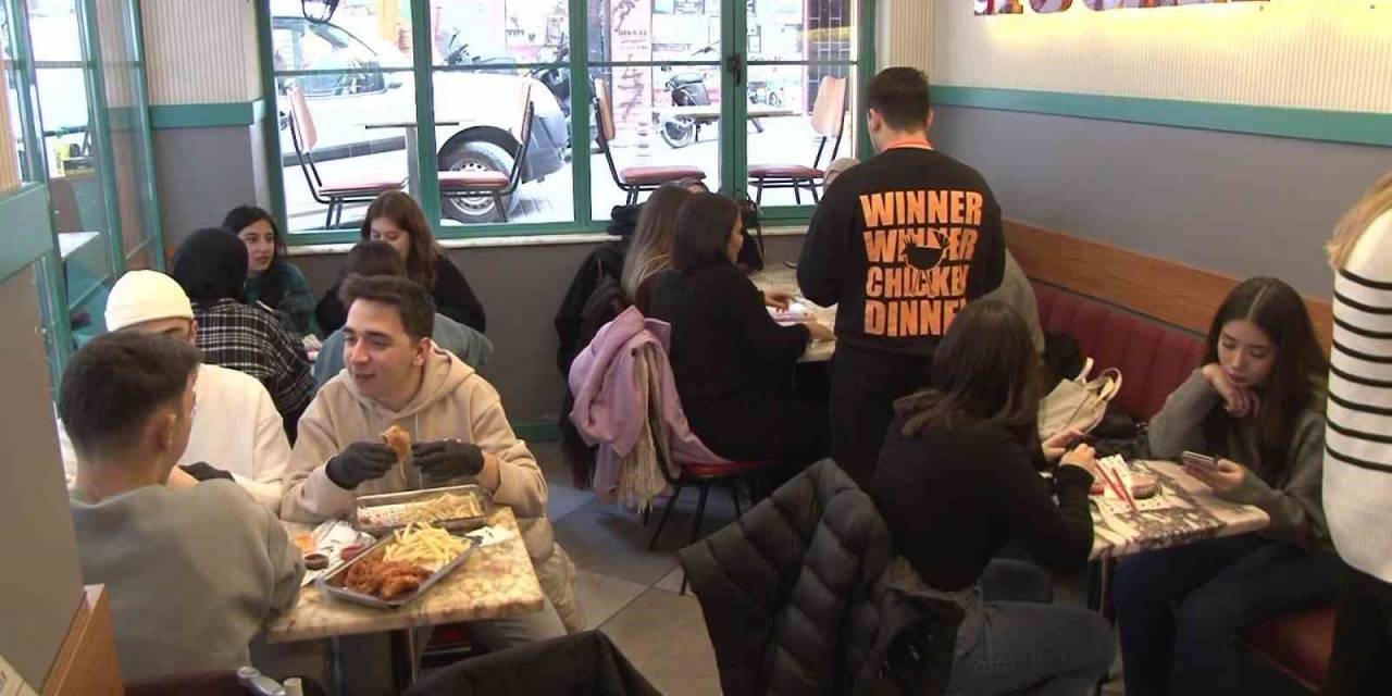 Kadıköy Esnafından Üniversite Öğrencilerine Ücretsiz Yemek Desteği