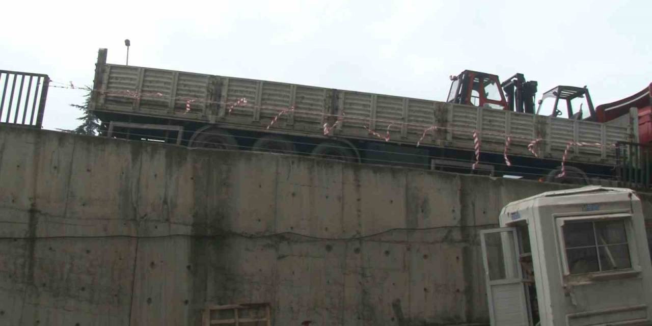 Başakşehir’de Kontrolden Çıkan Tır, İş Yeri Bahçesine Düştü: O Anlar Kamerada