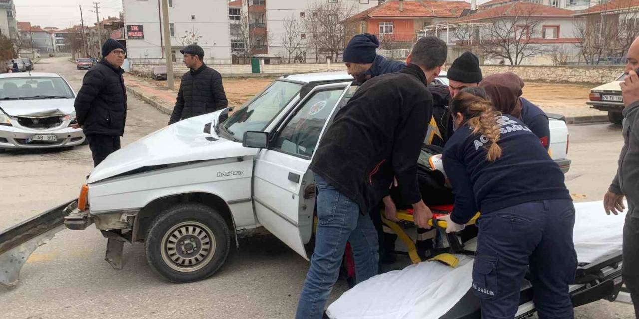 Karaman’da 2 Otomobil Çarpıştı: 1 Yaralı