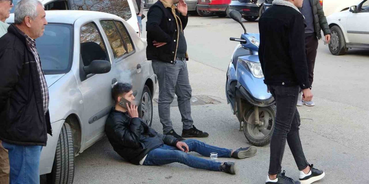 Kaza Yapan Motosiklet Sürücüsü Yattığı Yerde Ambulansı Sigara İçerek Bekledi
