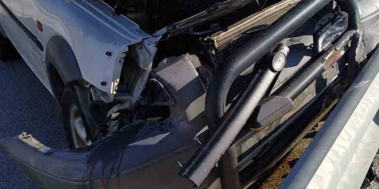 Burdur’da Direksiyon Hakimiyetini Kaybeden Sürücü Bariyere Girdi: 1 Yaralı