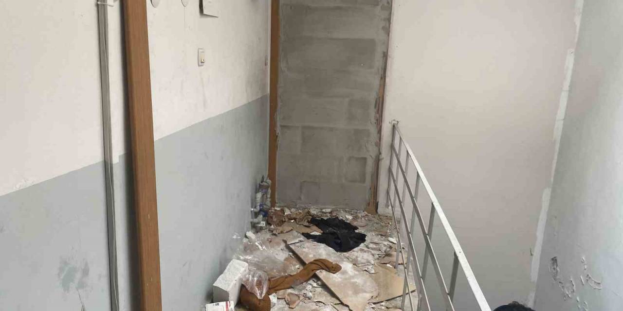 Kentsel Dönüşüm Nedeniyle Boşaltılan Bir Eve Hırsız Girince Ev Sahibi Kapıya Duvar Ördü