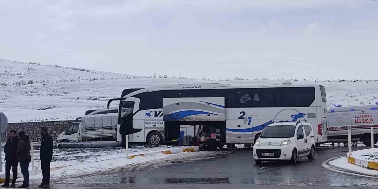 Ağrı’da Yolcu Otobüsü İle Kamyonet Çarpıştı: 11 Yaralı