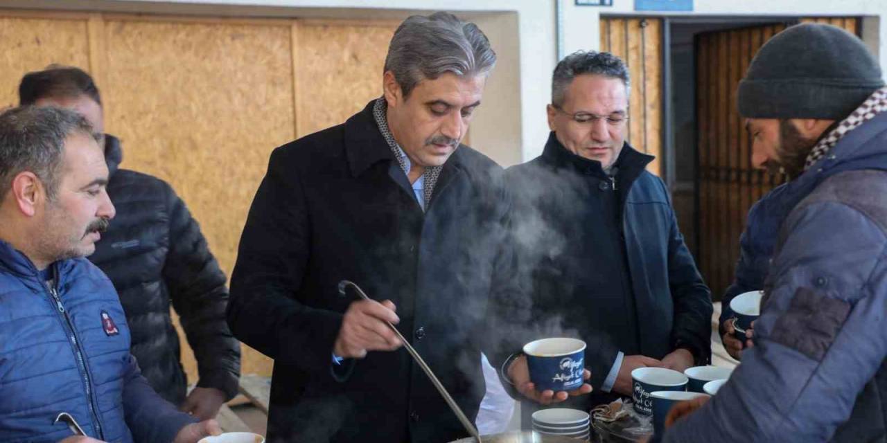 Soğuk Havada Pazarcı Esnafının İçini Isıttı