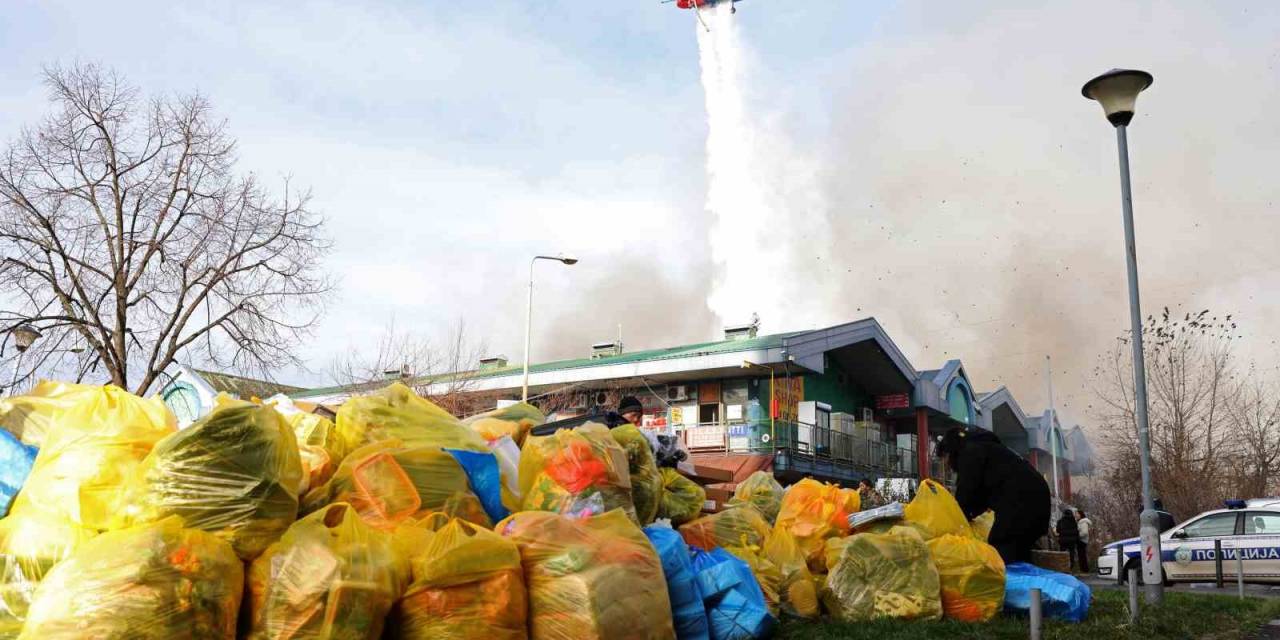 Belgrad’daki Avm Yangınına 3 Helikopterle Müdahale