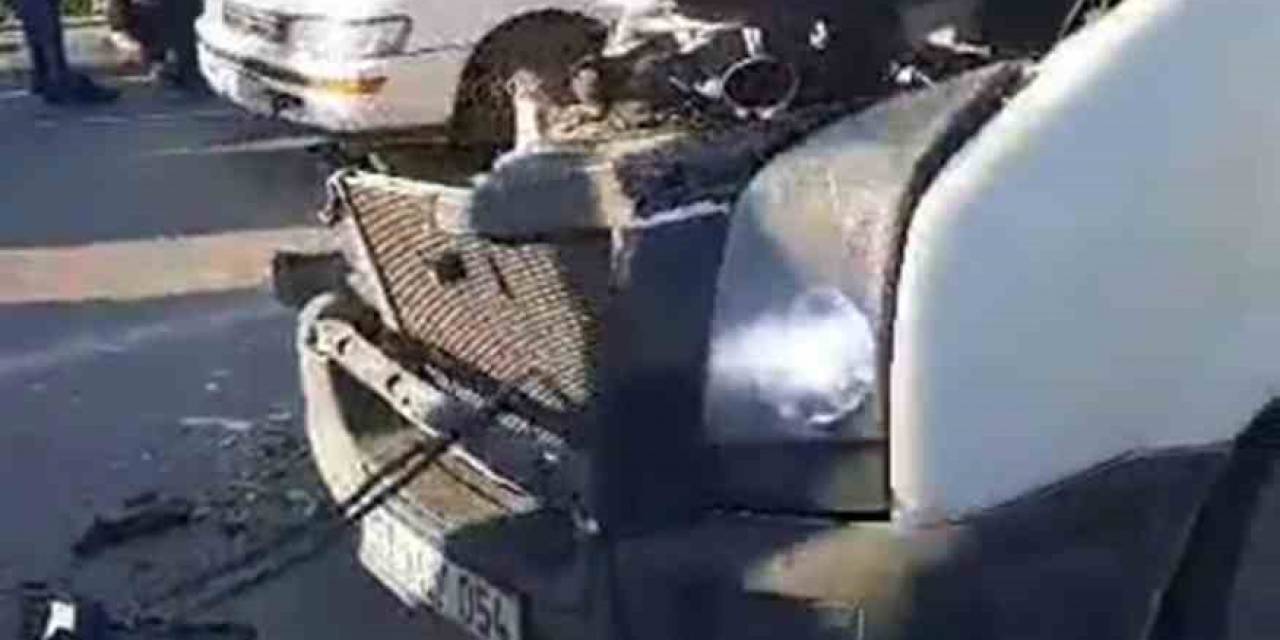 Servis Minibüsü İle Tır Çarpıştı: 12 Yaralı