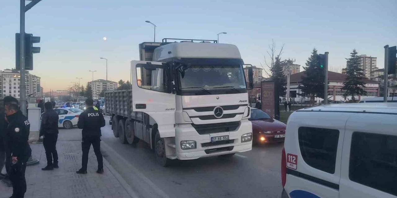 Kamyonun Çarptığı Yaşlı Kadın Ağır Yaralandı