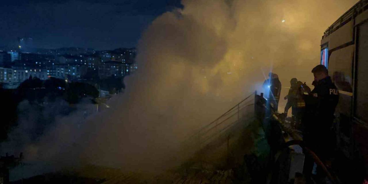 Gaziosmanpaşa’da 2 Katlı Binada Korkutan Yangın