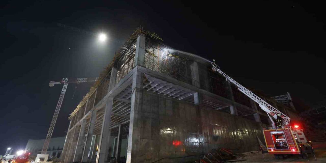 Mersin’deki Fabrika Yangını Söndürüldü