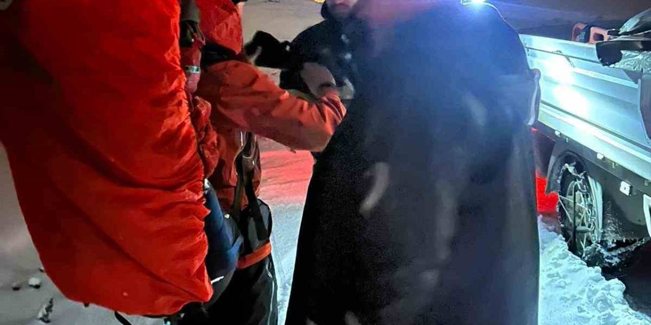 Ağrı’da Tipi Nedeniyle Mahsur Kalan 3 Dağcı Kurtarıldı