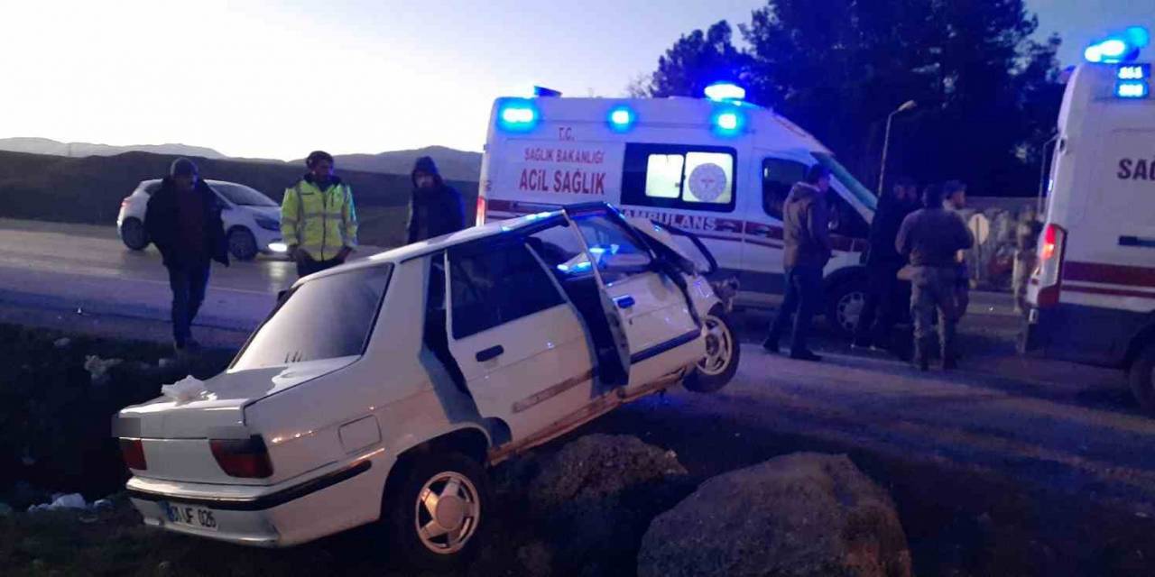 İki Otomobil Çarpıştı: 5 Yaralı