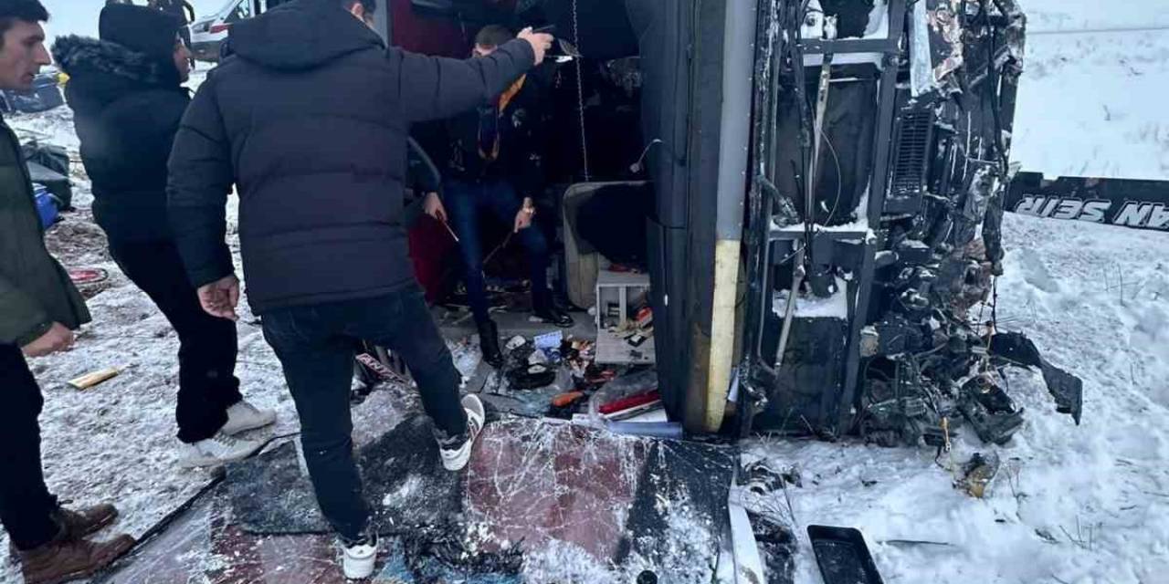 Buzlanan Yolda Devrilen Otobüste 11 Kişi Yaralandı