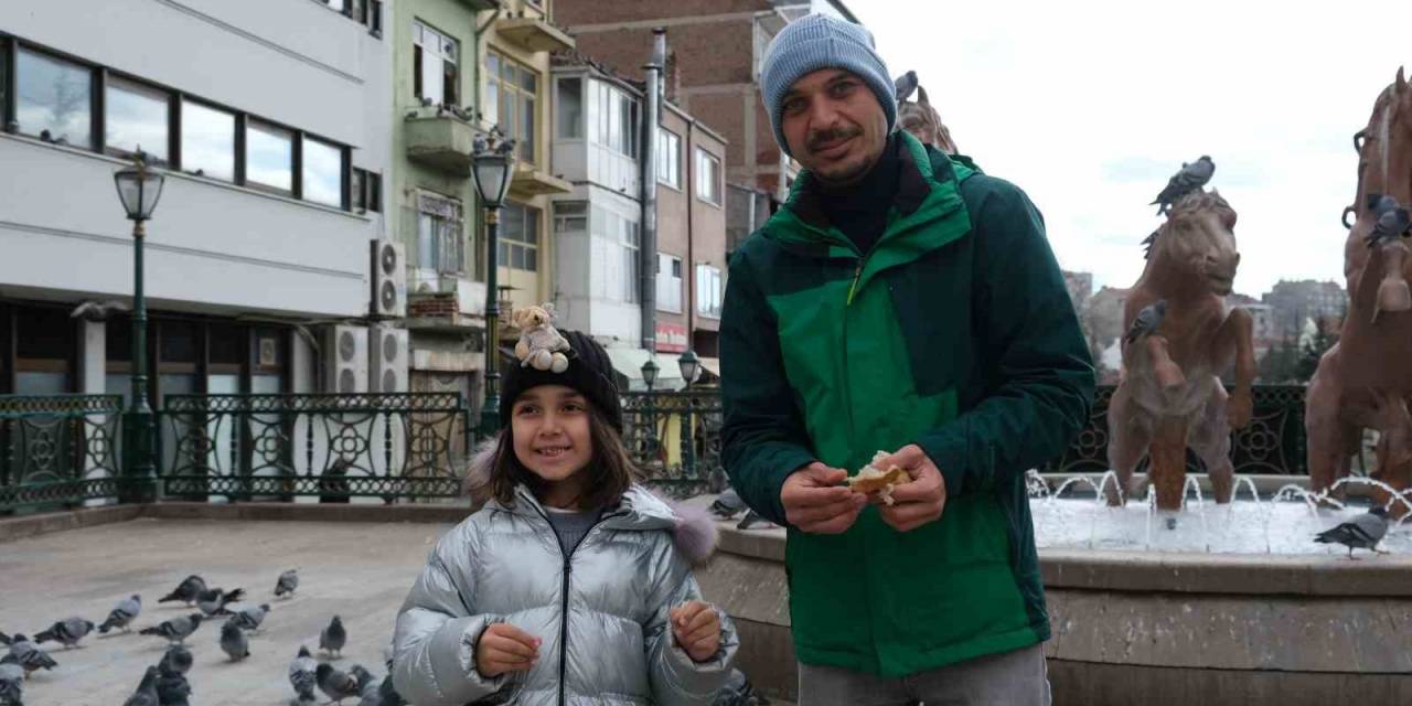Kızıyla Birlikte Bodrum’dan Gelen Turist Güvercinleri Elleriyle Besledi