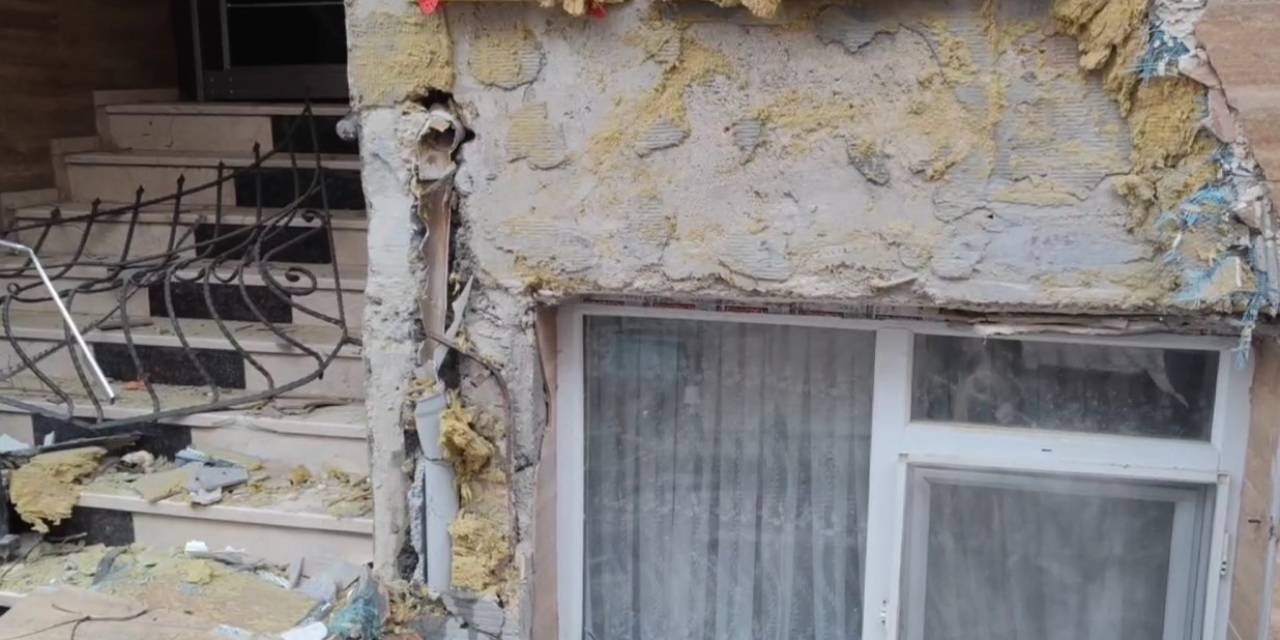 Sultangazi’de Yokuş Aşağı Kayan Kamyon Binaya Çarparak Durabildi: O Anlar Kamerada