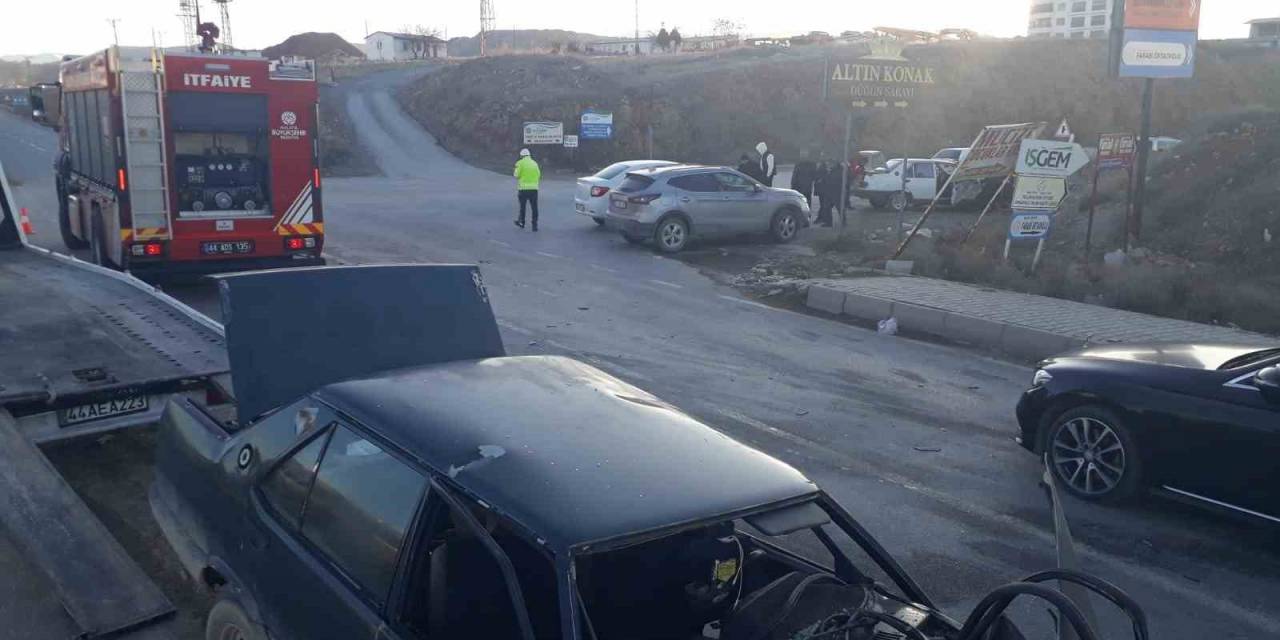 Üç Aracın Karıştığı Kazada: 1 Kişi Yaralandı