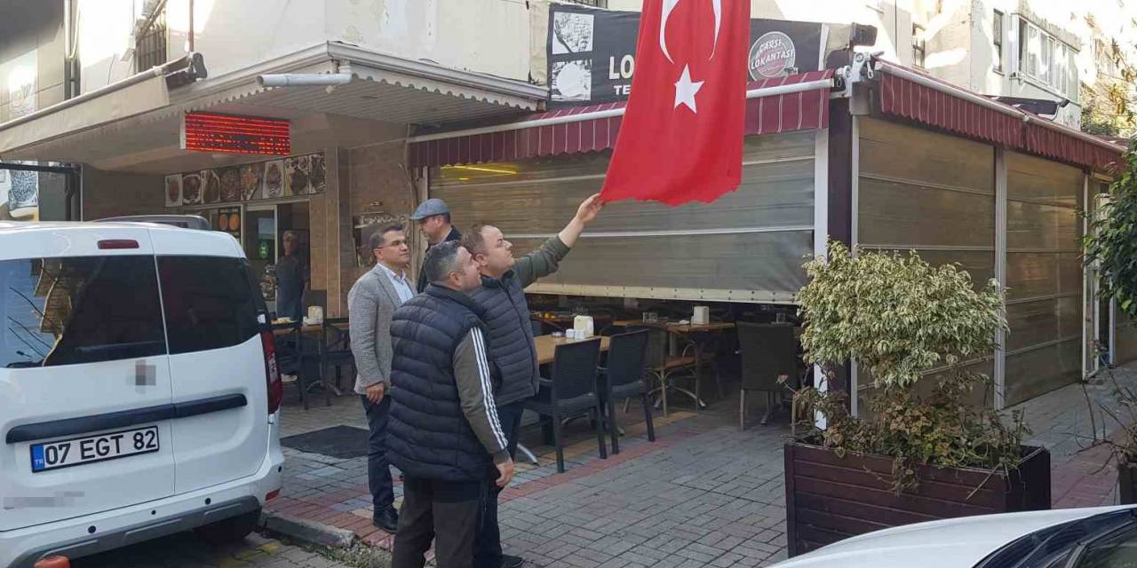 Türk Bayrağını Bıçakla Kesen Şahıs, Önce Güvenlik Kameralarına Sonra Polise Yakalandı