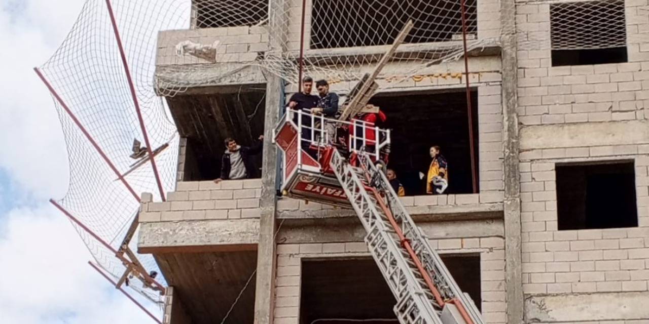 10 Katlı Binada Çalışırken Düşen İşçiyi Ölümden File Kurtardı