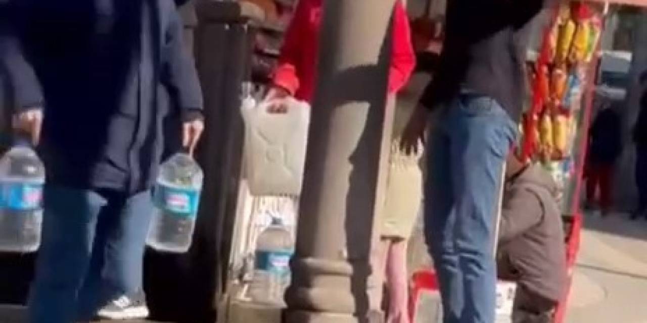 Kuaförde Tıraş Olurken Sular Kesildi, 2 Müşteri Yüzleri Maskeli Çeşmeye Koştu