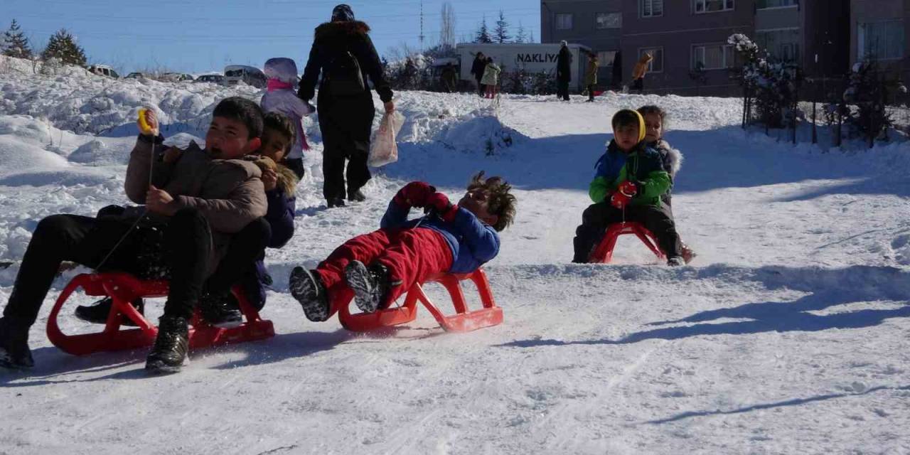 Çocukların Düşe Kalka Kızak Keyfi