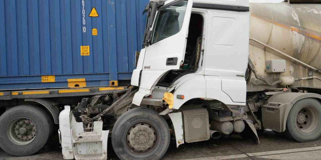 Uyuya Kalan Beton Mikseri Şoförü, Gişelerde Tıra Arkadan Çarptı: 2 Yaralı
