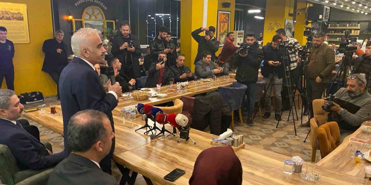 Ak Parti Heyeti Basın Mensuplarıyla Bir Araya Geldi