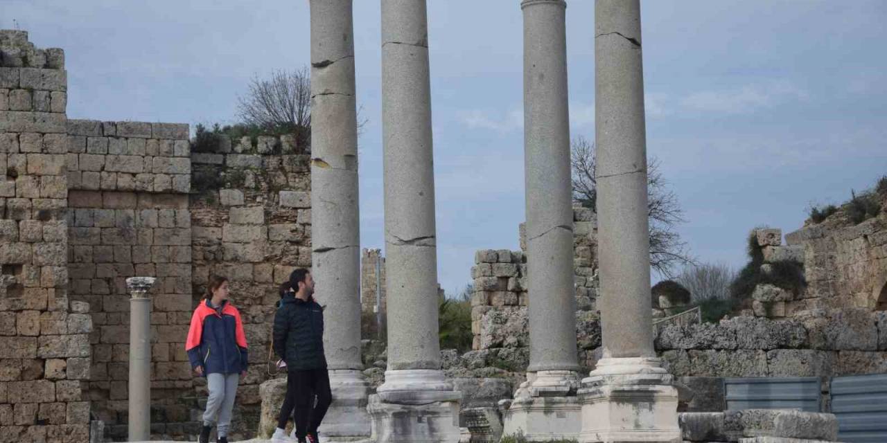 Perge Antik Kenti’nin Ziyaretçi Sayısı 2023 Yılında Yüzde 15 Arttı