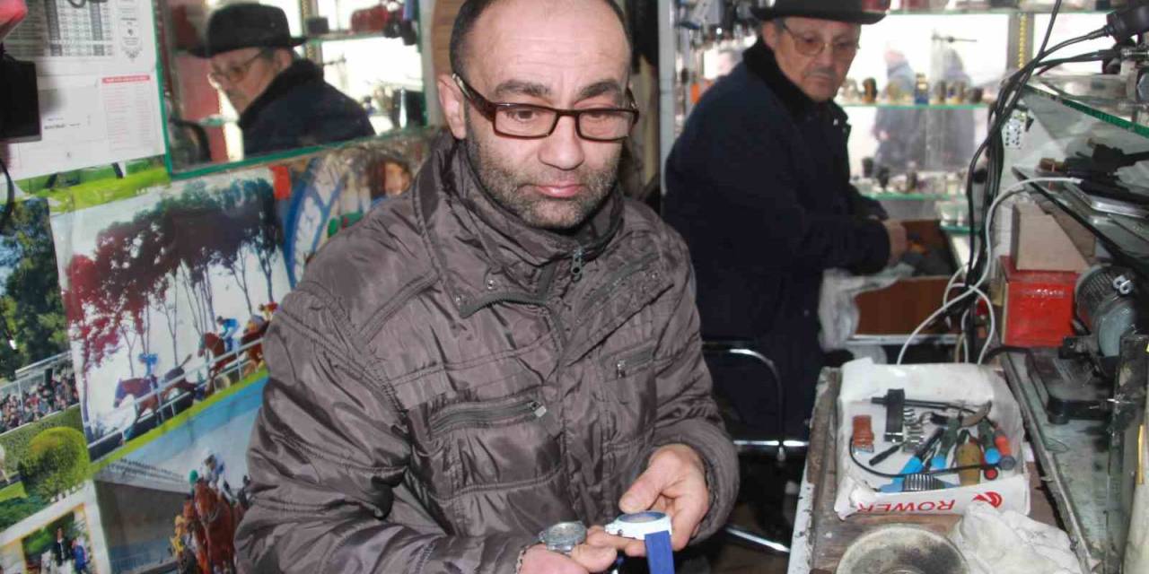 Zamanı Tek Parmağının Ucunda Oynatıyor