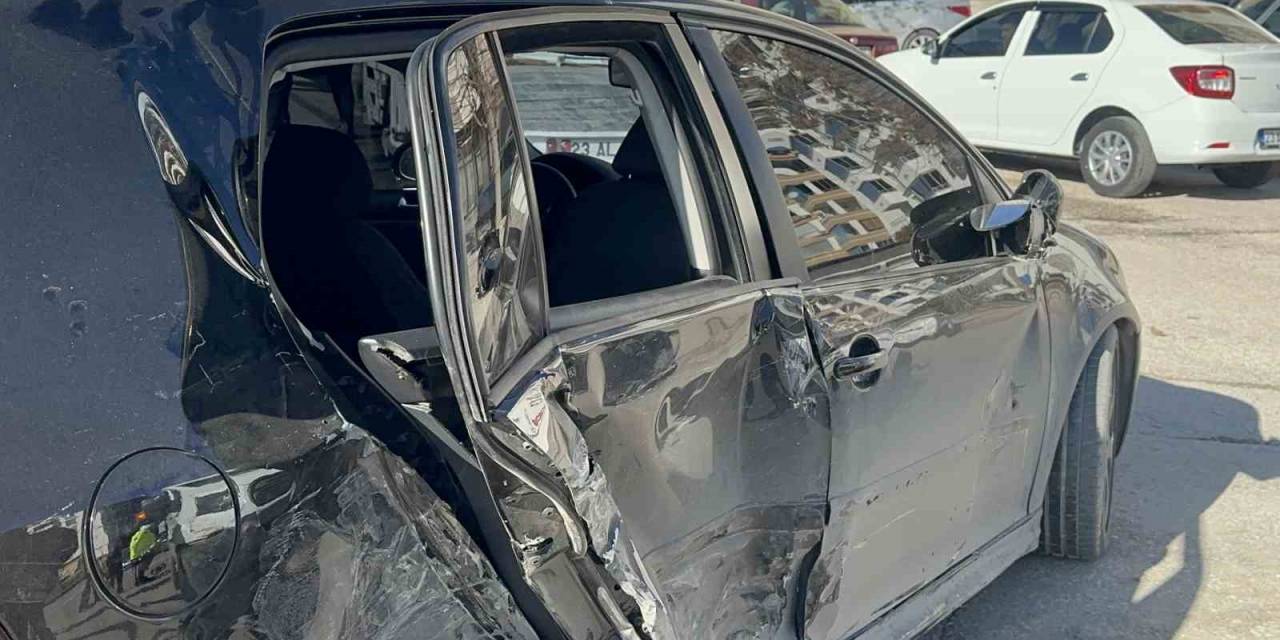 Minibüs İle Otomobil Çarpıştı: 1 Yaralı