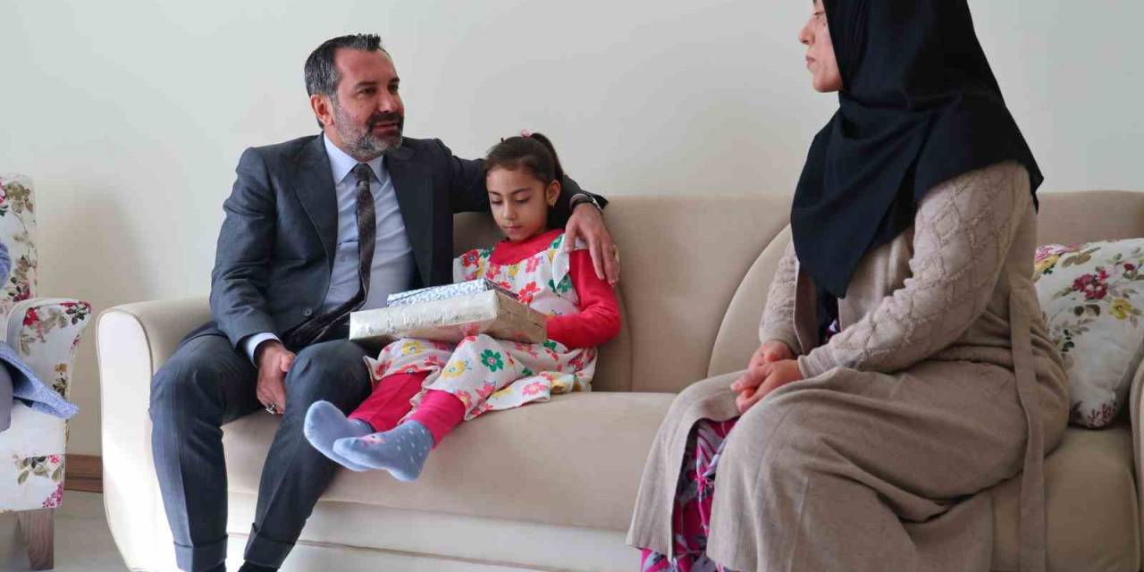 Elazığ Depreminin Simgesi Yüsra Ve Ailesine Başkan Şerifoğulları Sahip Çıktı