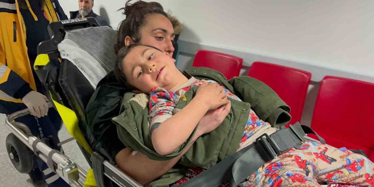 Geri Geri Manevra Yapan Yolcu Otobüsü Anne Ve 3 Yaşındaki Çocuğunun Ayaklarını Ezdi