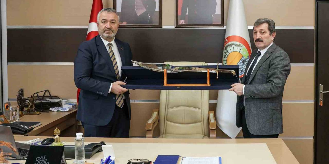 Vali Dağlı’ya ’kılıç’ Hediyesi