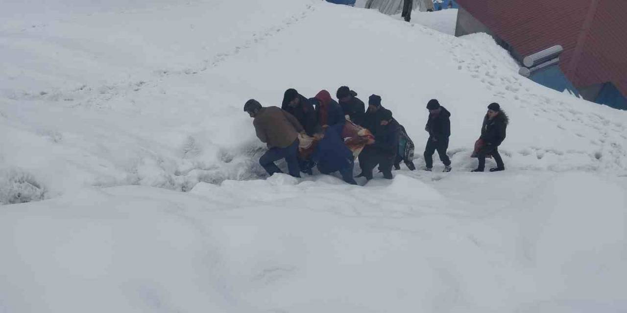 Karda Mahsur Kalan 81 Yaşındaki Hasta, Sağlık Ekiplerine Ulaştırıldı