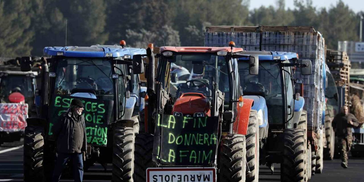 Fransa’da Çiftçiler Otoyola Döktükleri İthal Meyveleri Ateşe Verdi