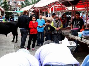 Kurban Kesimini Çocuklara İzletmeyin