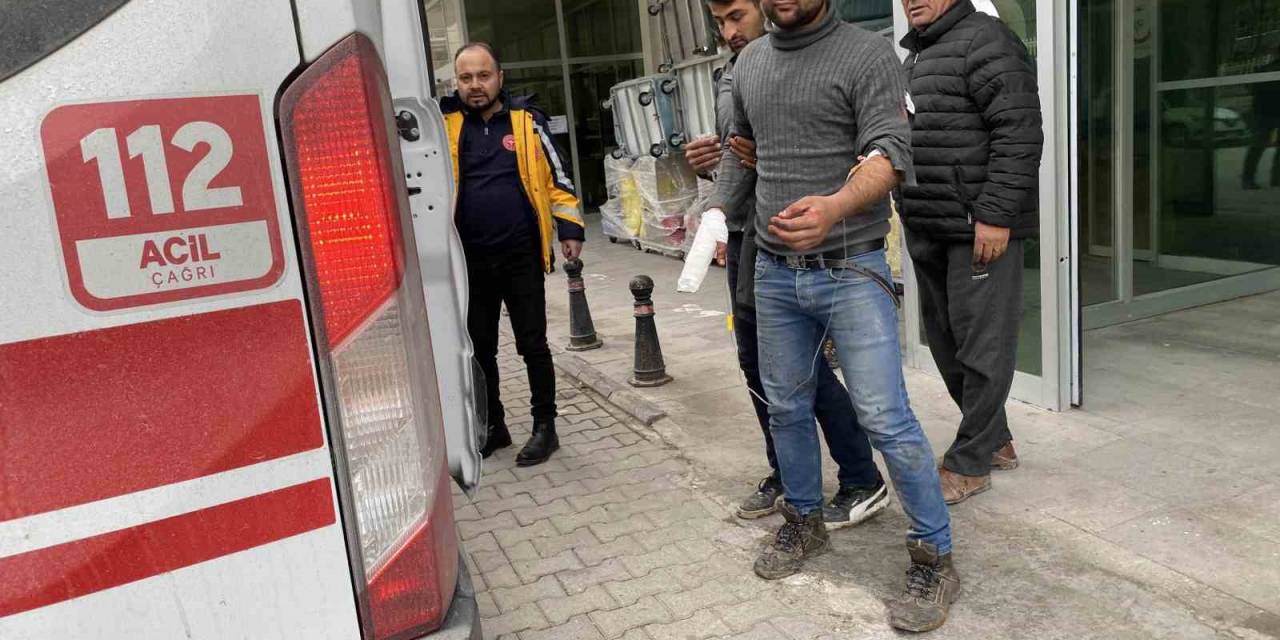 Elini Odun Kesme Makinesine Kaptıran Genç Hastanelik Oldu