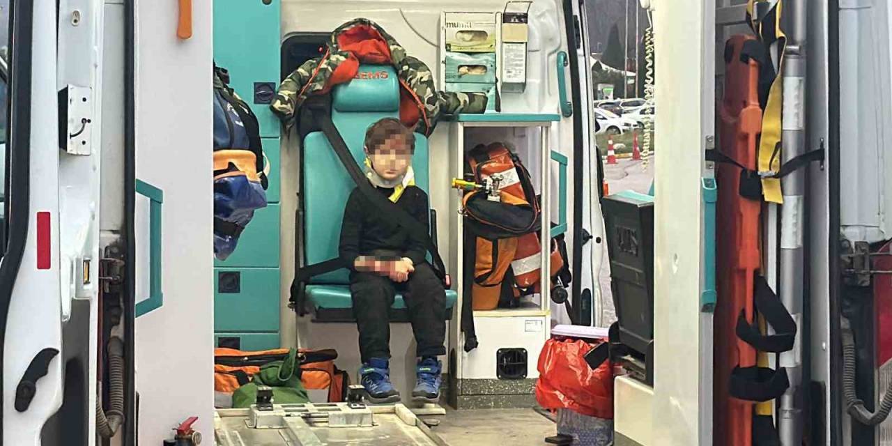 Düzce’de Feci Kaza: Otomobil Bariyerlere Saplandı, 8 Kişi Yaralandı