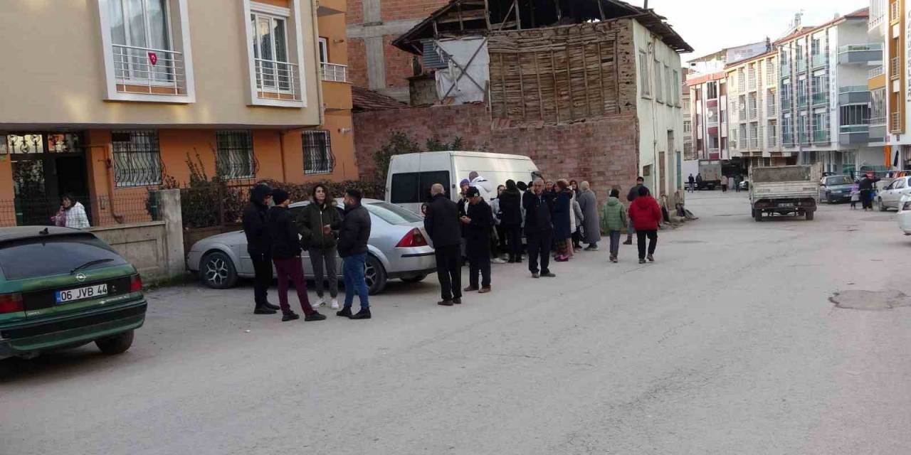 5.2’lik Depremle Sarsılan Malatyalılar Sokaklara Döküldü