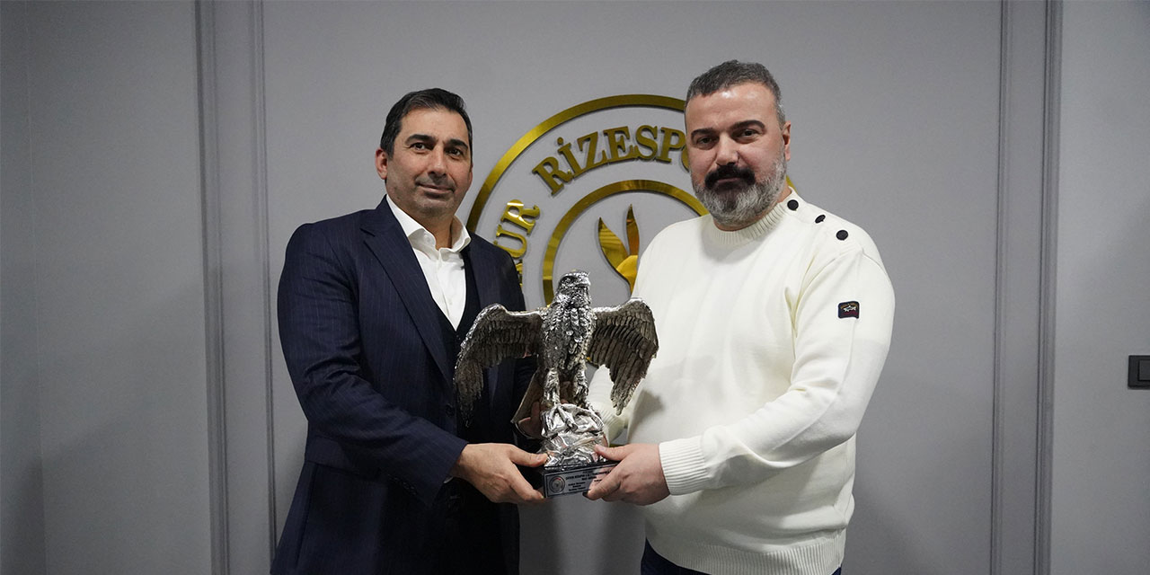 Çaykur Rizespor Başkanı Turgut, Trabzonspor Asbaşkanı Kafkas'a forma ve Atmaca hediye etti