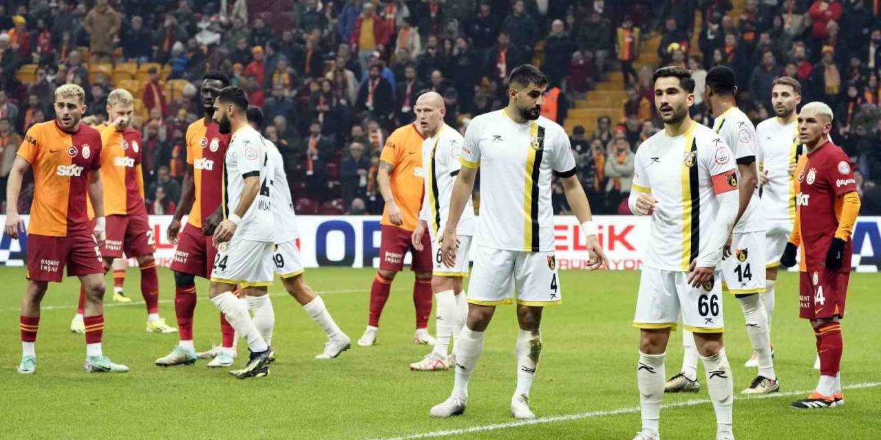 Trendyol Süper Lig: Galatasaray: 1 - İstanbulspor: 1 (İlk Yarı)