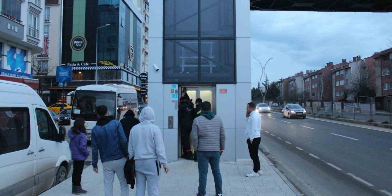 Üst Geçit Asansöründe Mahsur Kalan Kadını İtfaiye Kurtardı