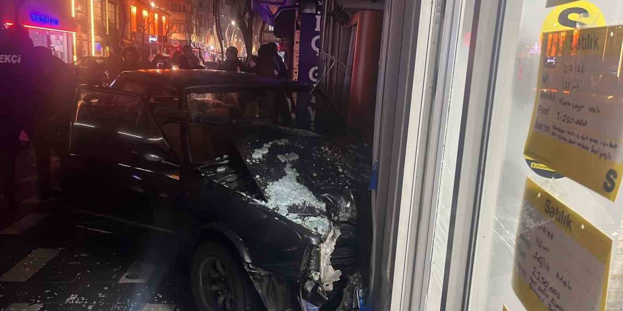 Kontrolden Çıkan Otomobil İki Dükkana Çarptı: Dükkan Camları Paramparça Oldu