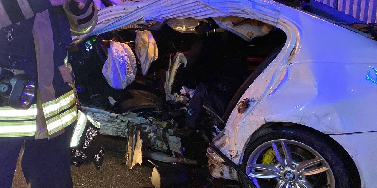 Bariyere Çarpan Otomobil Hurdaya Döndü: 2 Ölü, 1 Yaralı