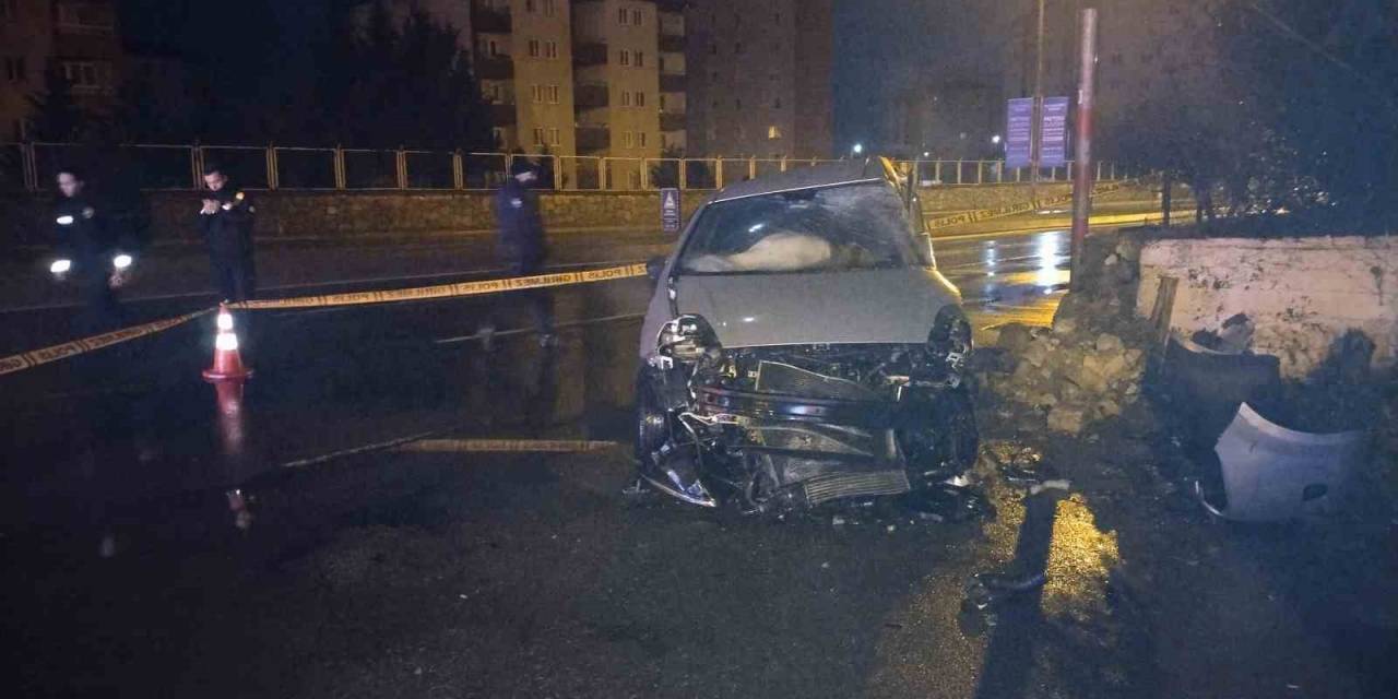 Pendik’te Kontrolden Çıkan Araç Duvara Çarptı: 2 Yaralı