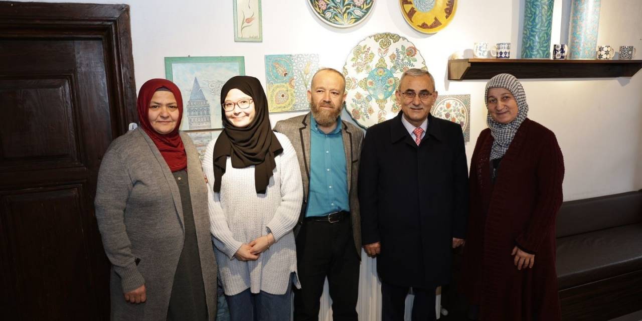 Başkan Işık Çini Sanatçısı İsmail Yiğit’i Ziyaret Etti