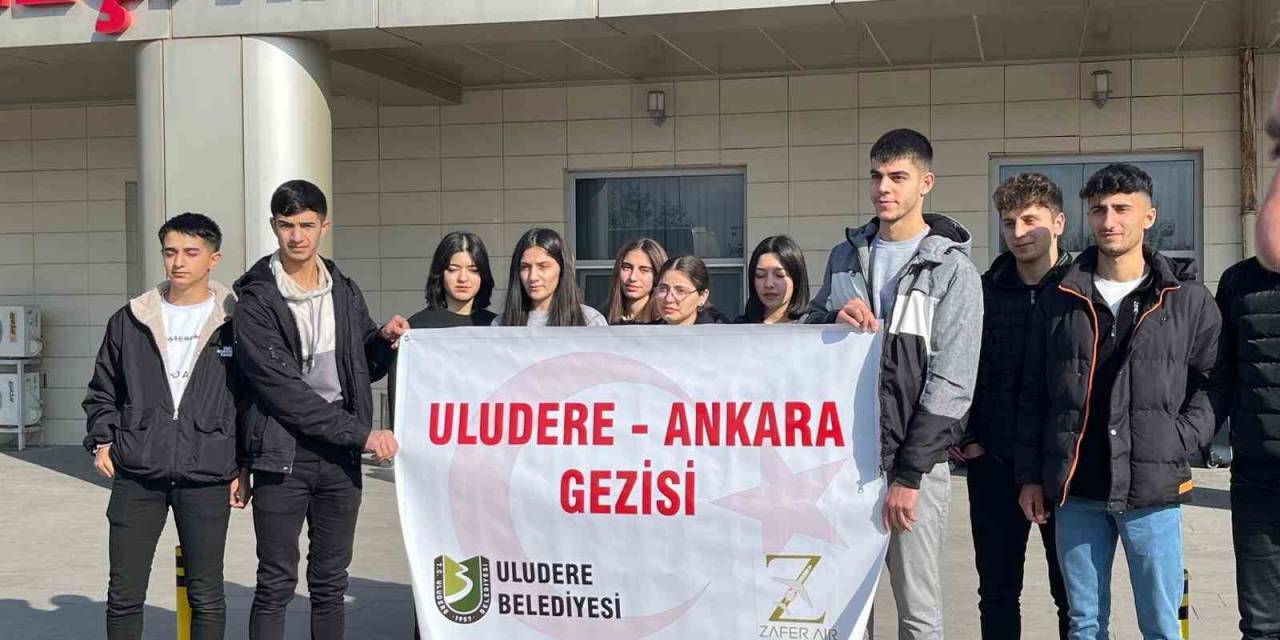 Sosyal Medyadan Geziye Gitmek İstediklerini Bildiren Öğrenciler, Ankara’ya Gönderildi