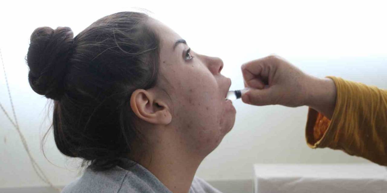 Depremden Bu Yana Konuşamayan Genç Kızın Tek Hayali, Kendisini Şırıngayla Besleyen Ailesine ‘Anne’ Ve ‘Baba’ Diyerek Seslenebilmek