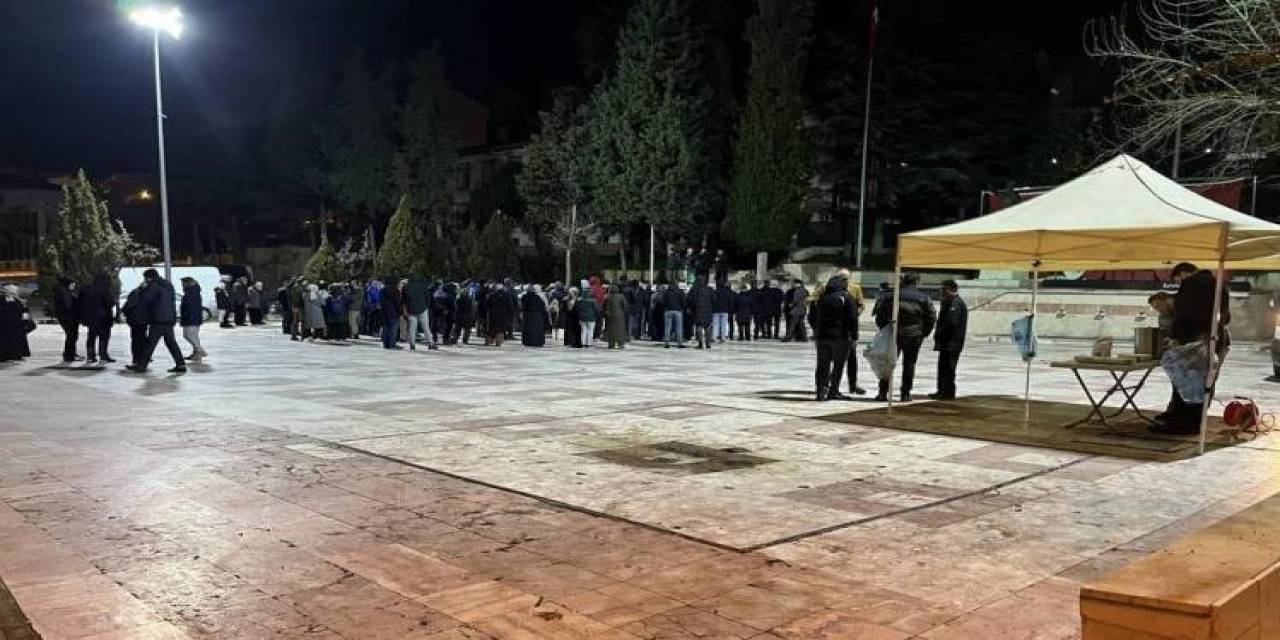 Belediyeden Sıcak Çay İkramı