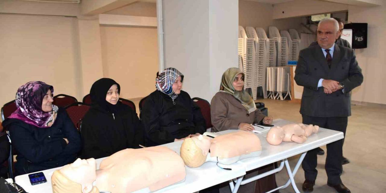 İlk Yardımın Önemine Değinerek Seminere Katıldı