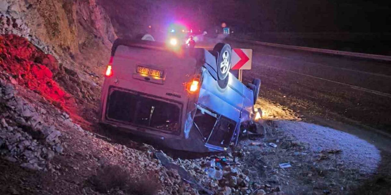 Takla Atan Minibüste 3 Kişi Yaralandı