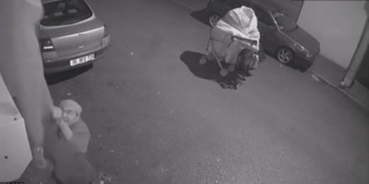 Camda Asılı Türk Bayrağını Kopartarak Geri Dönüşüm Atıklarının İçine Koydu